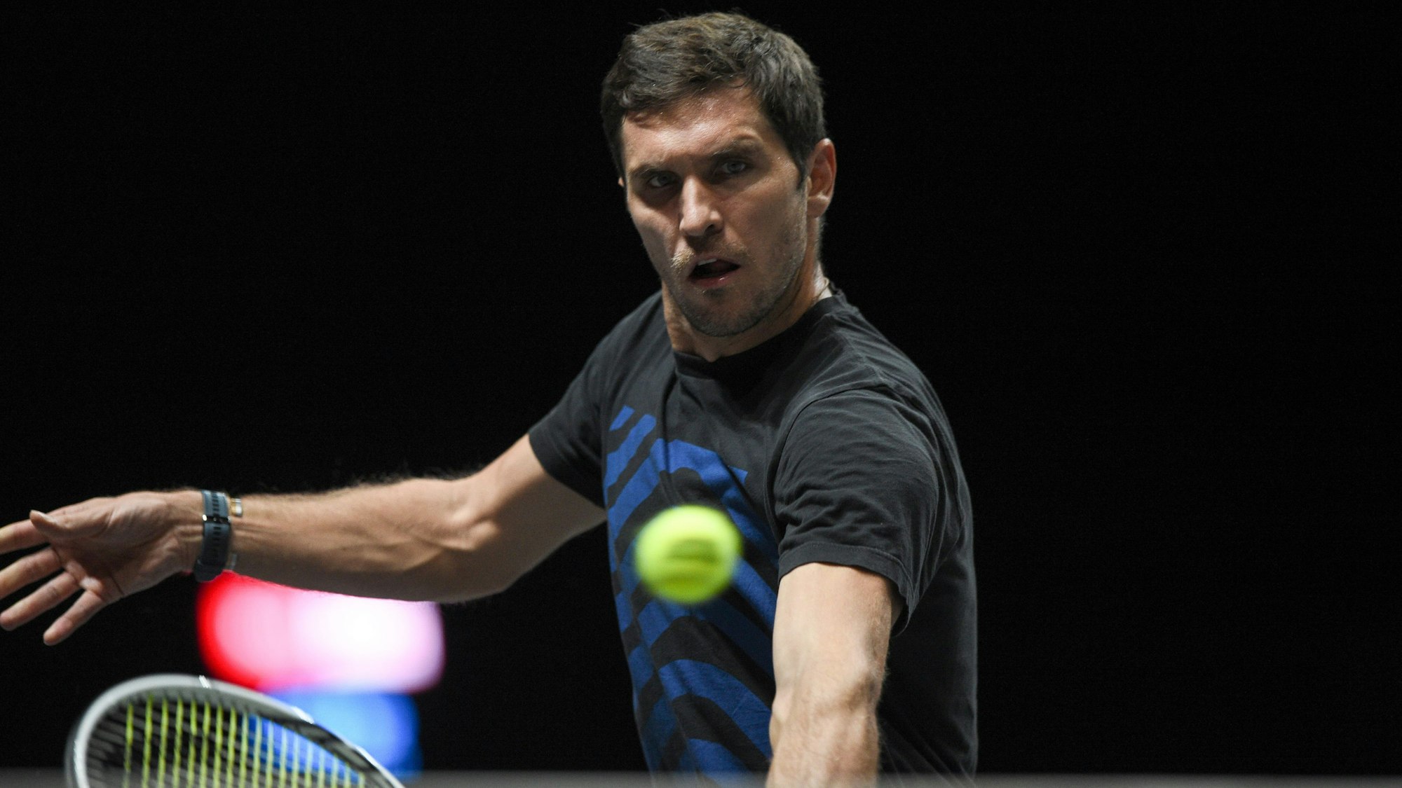 Mischa Zverev spielt beim Aufwämen den Ball.