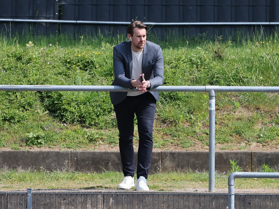 Thomas Kessler beobachtet das Training des 1. FC Köln.