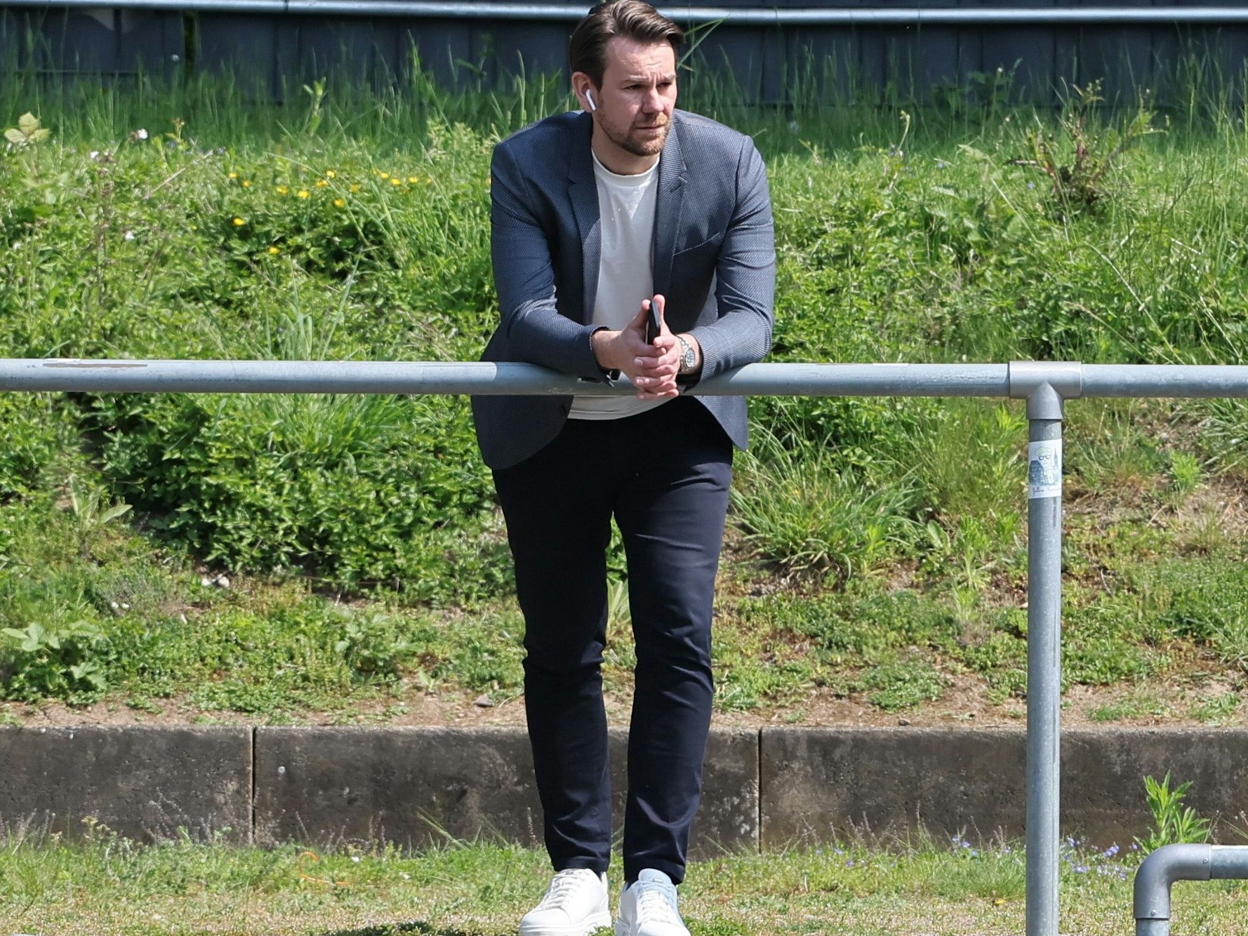 Thomas Kessler beobachtet das Training des 1. FC Köln.