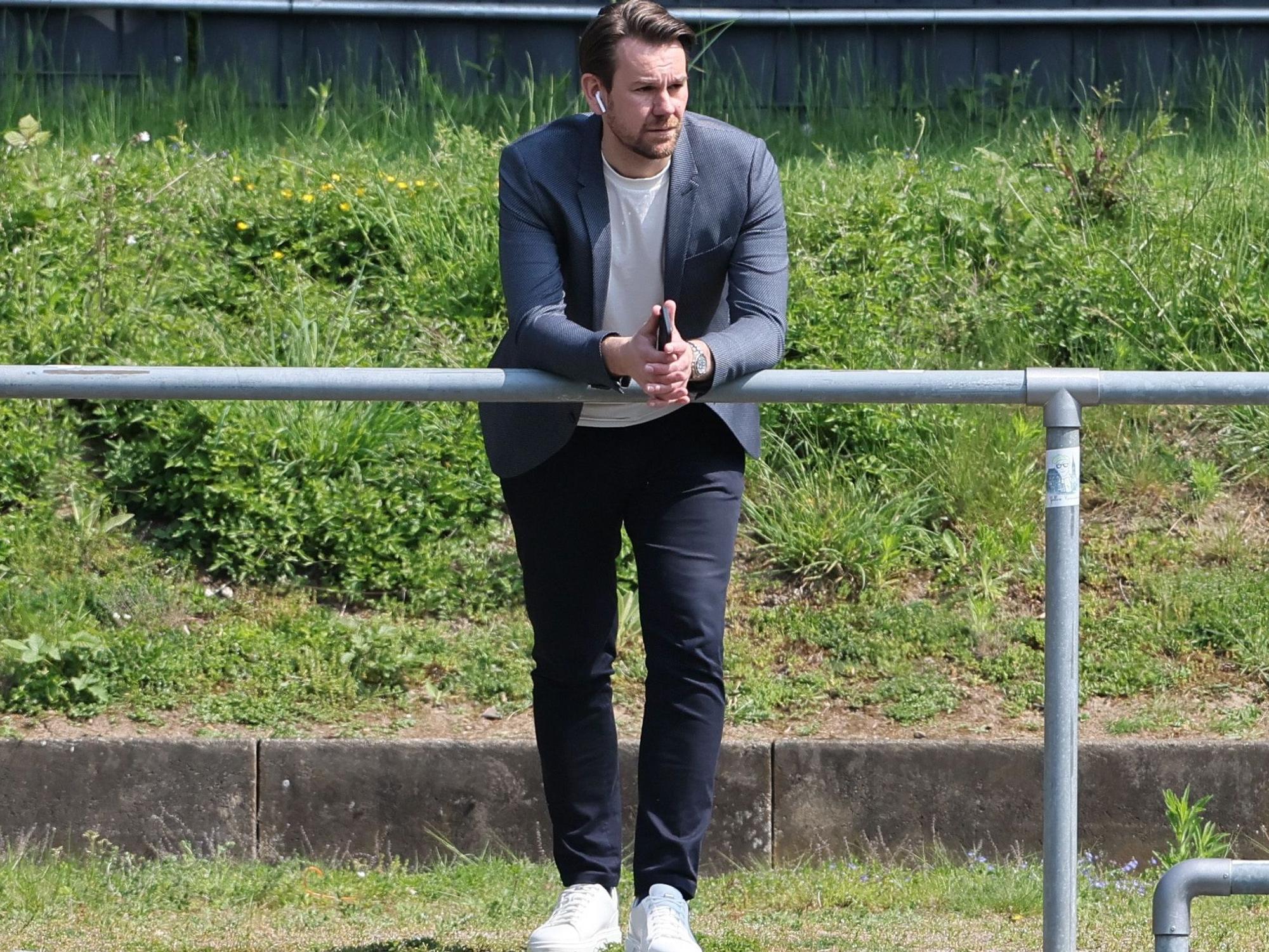 Thomas Kessler beobachtet das Training des 1. FC Köln.