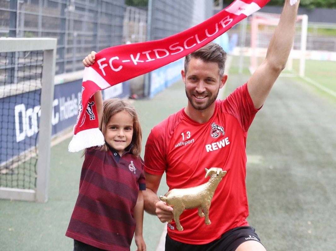 Mini-Fan Luis überreichte Mark Uth nach dem Training am Dienstag (10. Mai 2022) den goldenen Geißbock für den FC-Spieler des Monats April.