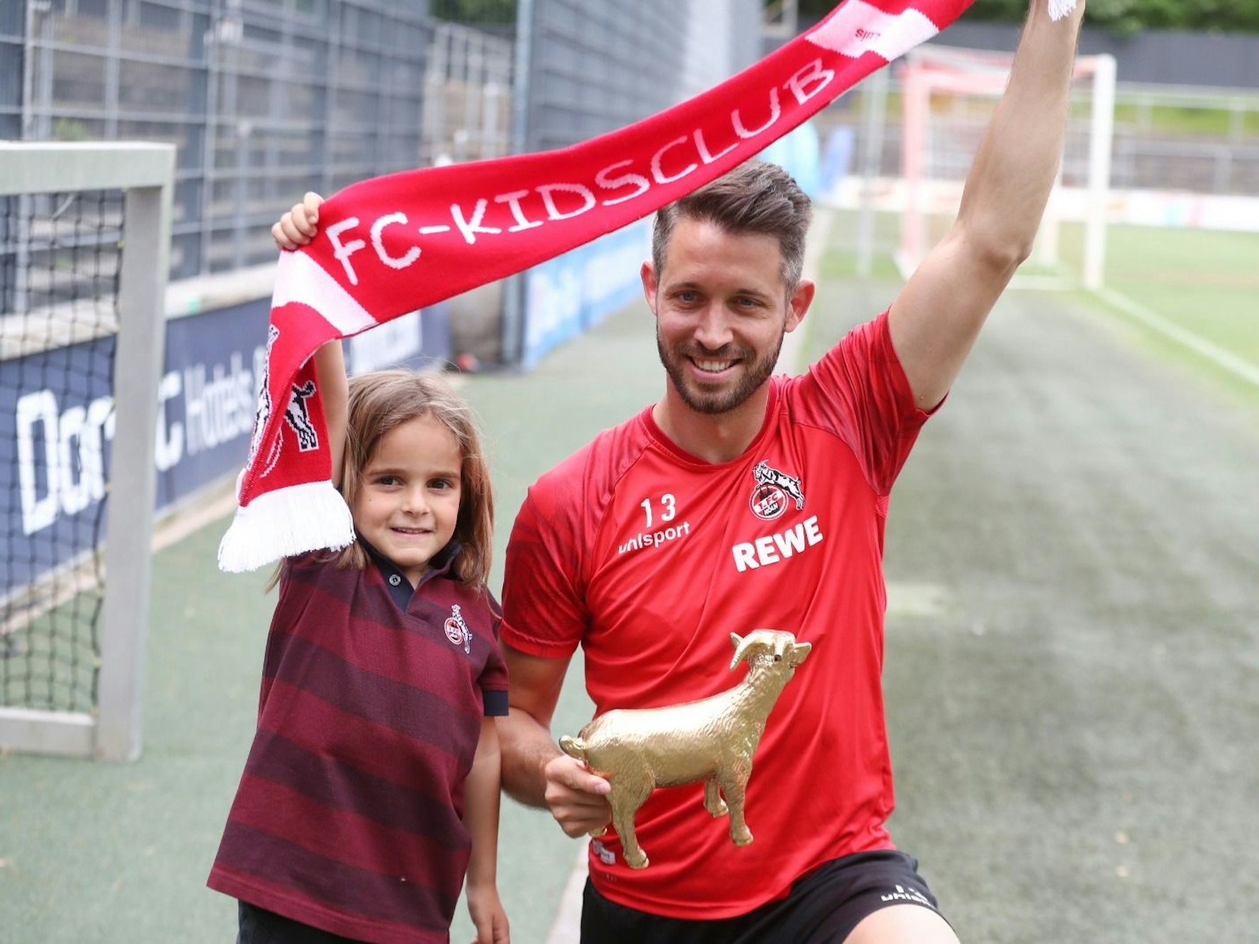 Mini-Fan Luis überreichte Mark Uth nach dem Training am Dienstag (10. Mai 2022) den goldenen Geißbock für den FC-Spieler des Monats April.
