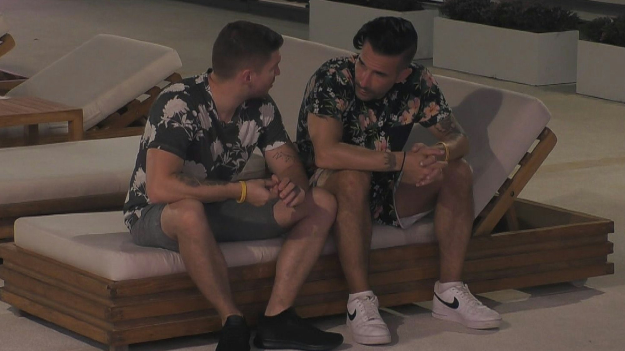 Marc Terenzi (r.) und Joey Heindle (l.) sitzen ins Gespräch vertieft auf einer Liebe.