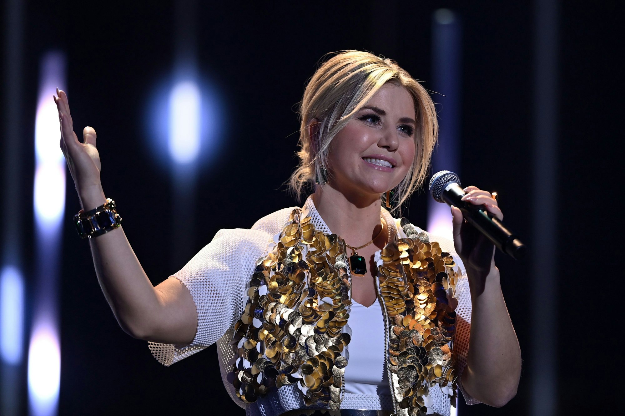 Die Schweizer Schlagersängerin Beatrice Egli steht während der 26. Jose-Carreras-Gala auf der Bühne.