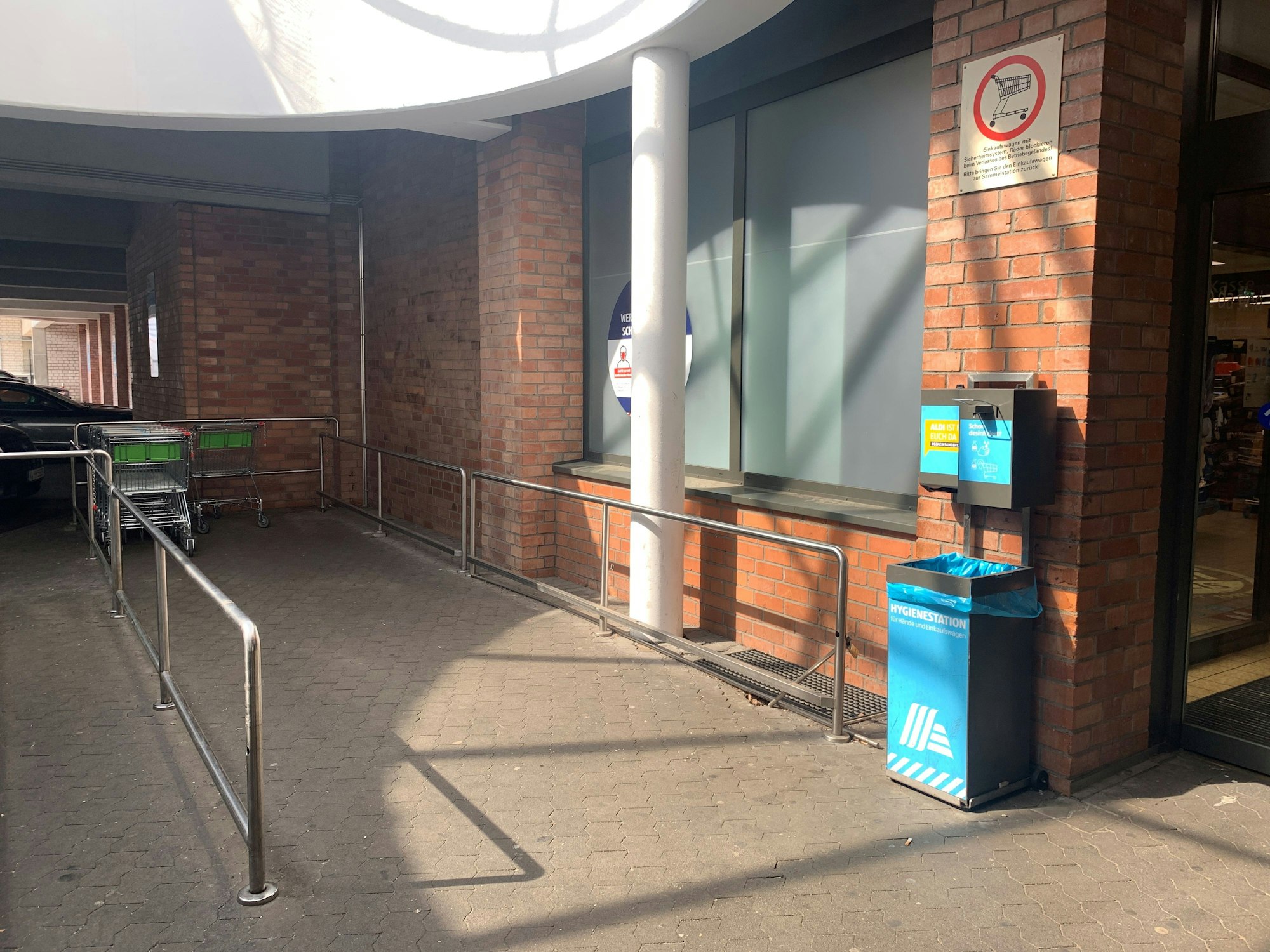 Nur wenige Einkaufswagen stehen am Freitag (6. Mai) vor einer Aldi-Filiale in Köln.