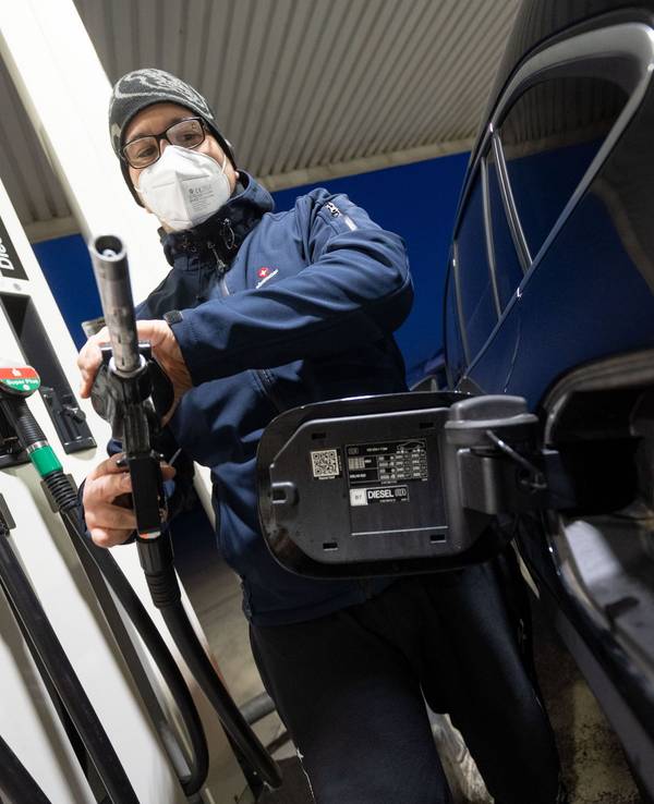 Ein Kunde einer freien Tankstelle füllt in unserem Archivbild von Mitte März sein Auto mit Diesel-Kraftstoff. Wer macht sich bei diesen Spritpreisen eigentlich gerade die Taschen voll?