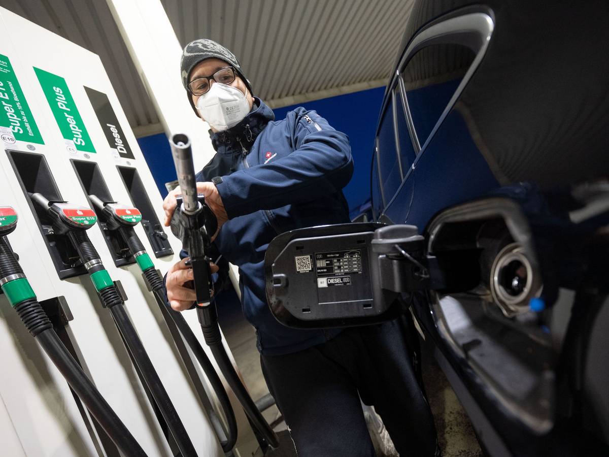 Ein Kunde einer freien Tankstelle füllt in unserem Archivbild von Mitte März sein Auto mit Diesel-Kraftstoff. Wer macht sich bei diesen Spritpreisen eigentlich gerade die Taschen voll?