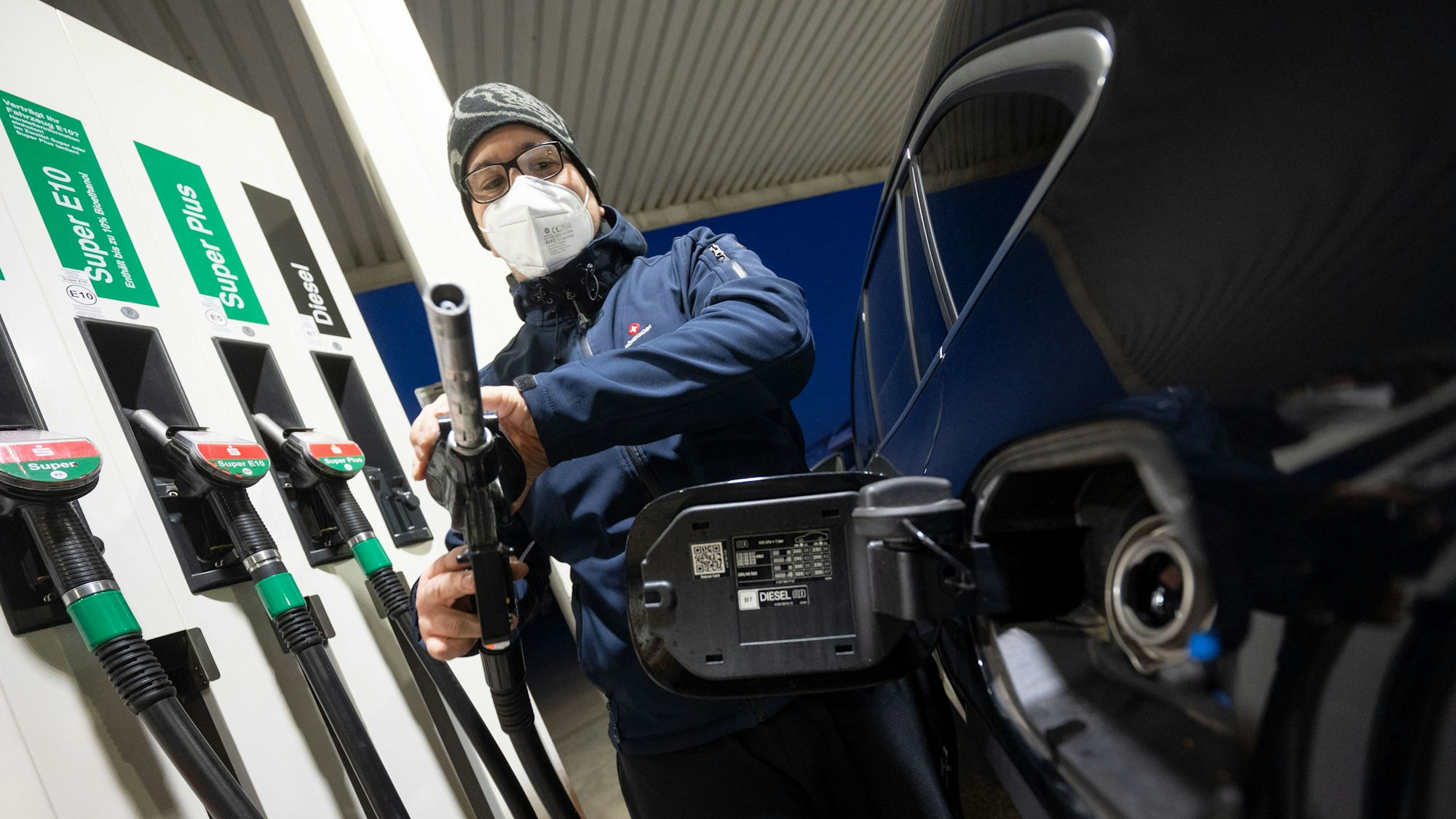 Ein Kunde einer freien Tankstelle füllt in unserem Archivbild von Mitte März sein Auto mit Diesel-Kraftstoff. Wer macht sich bei diesen Spritpreisen eigentlich gerade die Taschen voll?