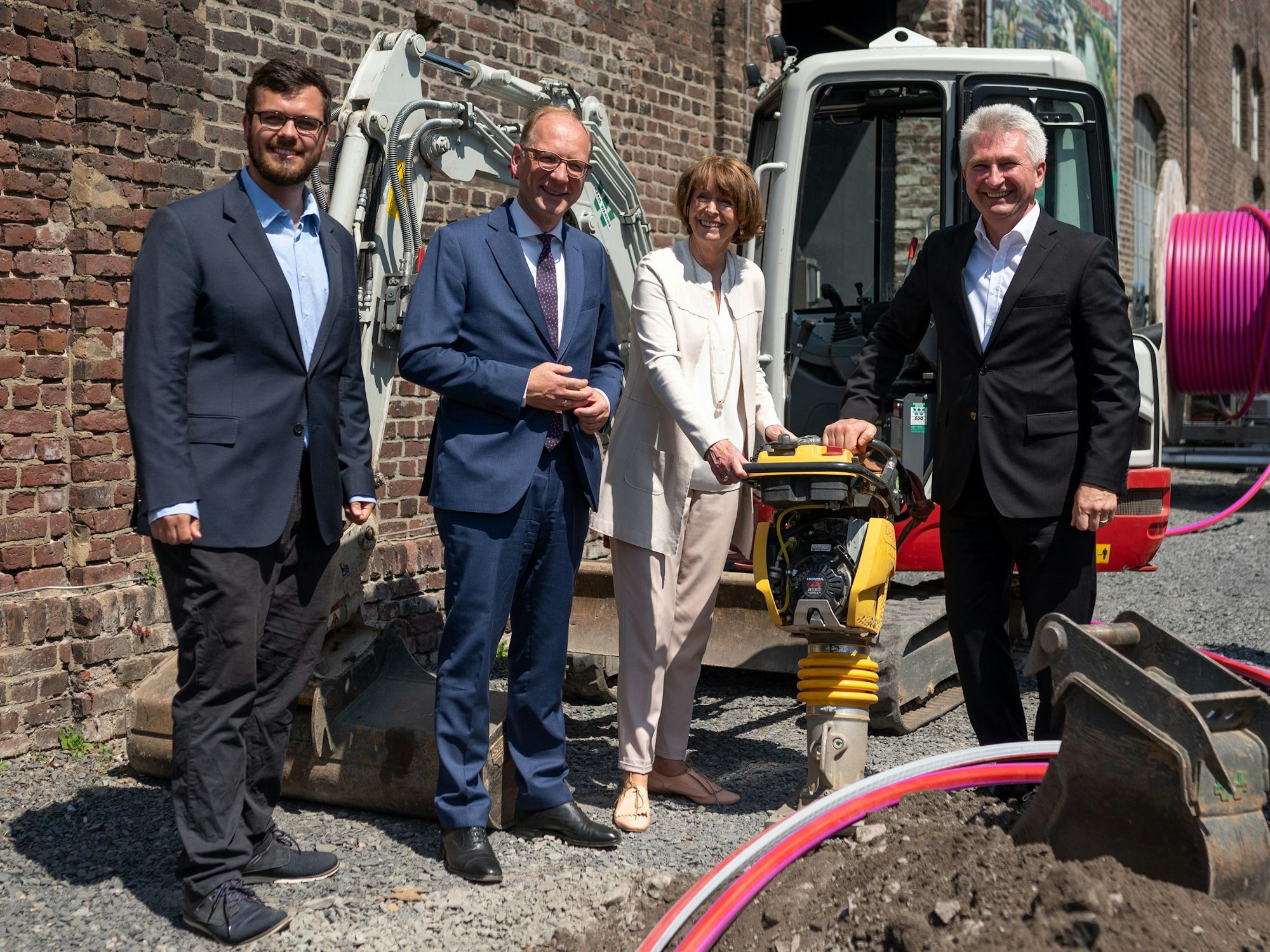 Kölns Oberbürgermeisterin
Henriette Reker, Timo von Lepel, Geschäftsführer NetCologne, Andreas Pinkwart, Minister für Digitalisierung NRW, und Tim Brauckmüller, Geschäftsführer atene KOM, stellen das Breitbandprojekt „Weiße Flecken Köln“ vor.