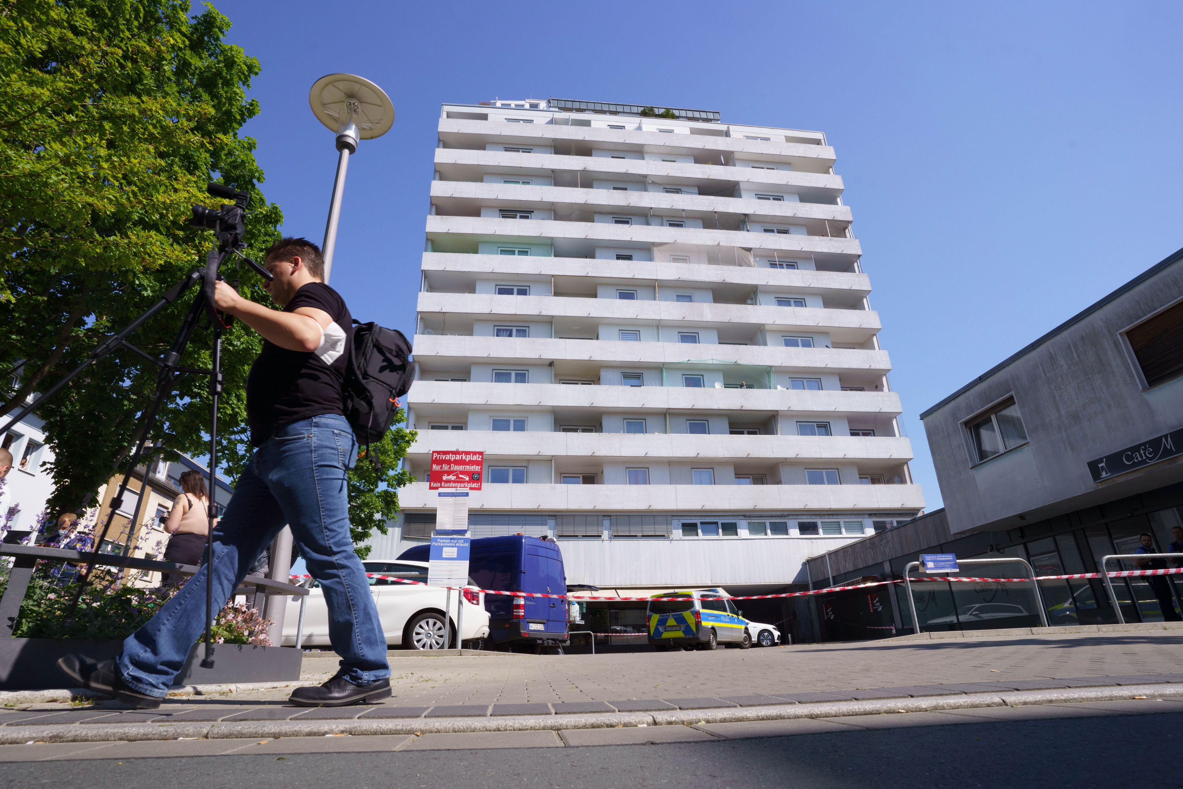 Eine Polizeiabsperrung hängt vor einem Hochhaus in der Innenstadt von Hanau, in dem am Morgen ein totes Mädchen gefunden wurde