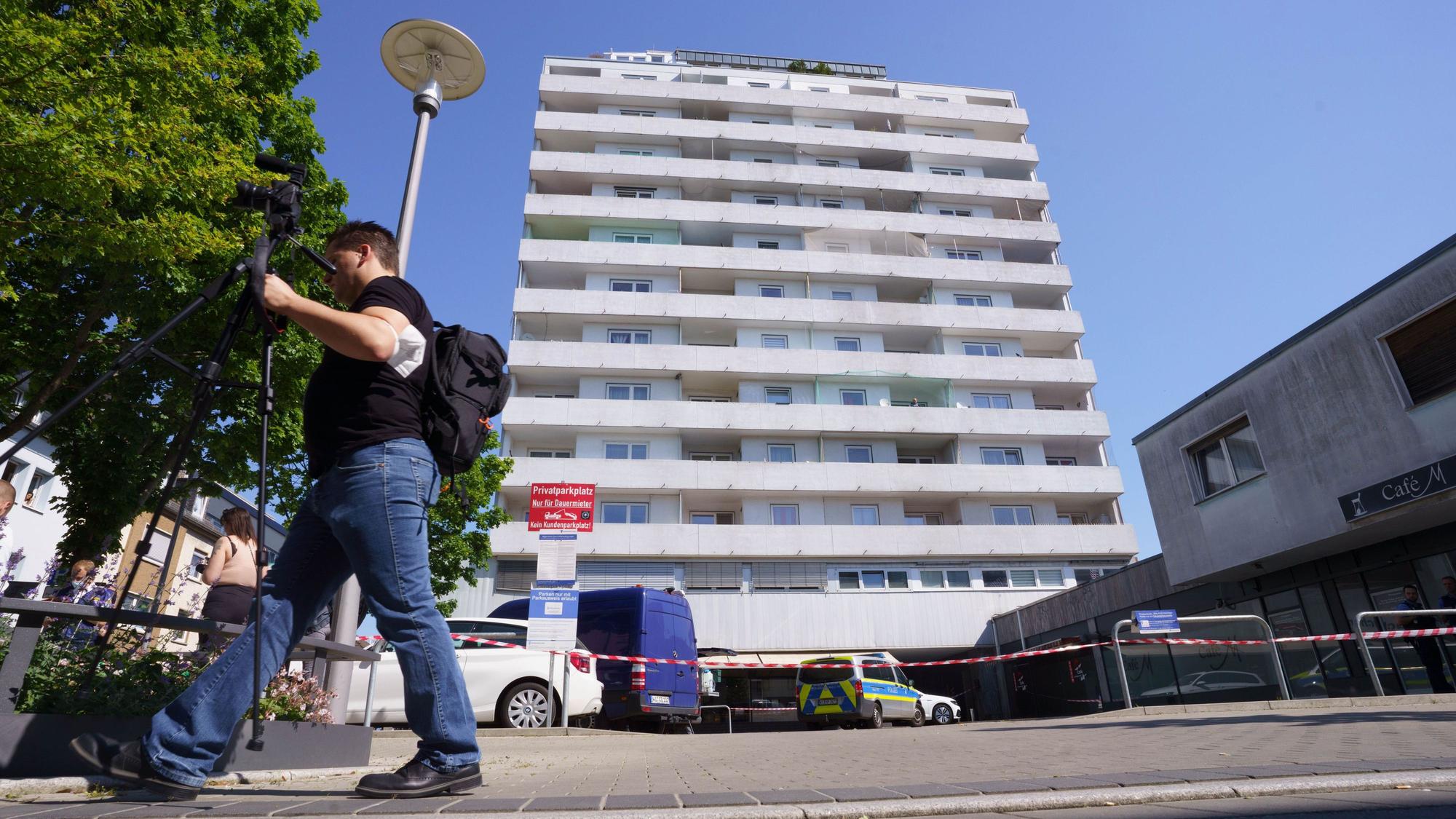 Eine Polizeiabsperrung hängt vor einem Hochhaus in der Innenstadt von Hanau, in dem am Morgen ein totes Mädchen gefunden wurde