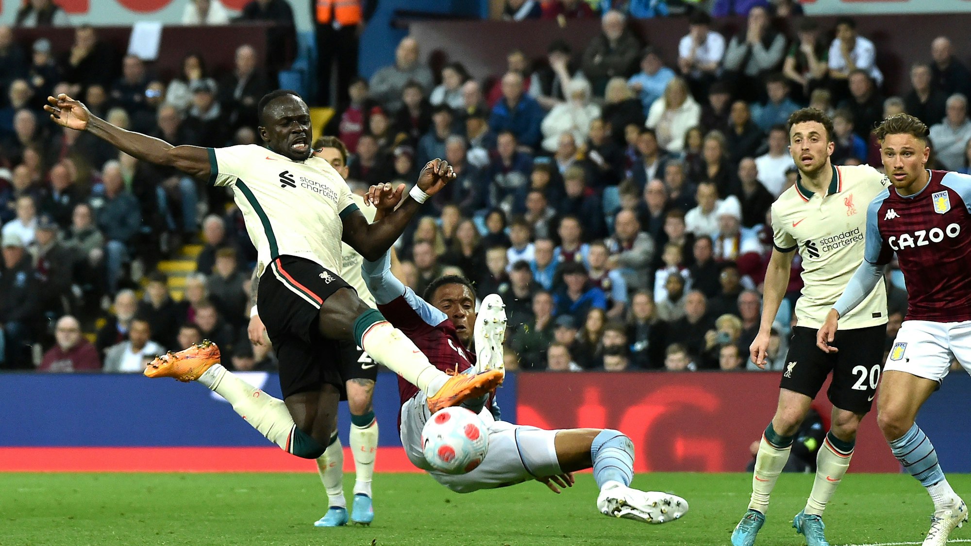 Liverpools Sadio Mané, hier beim Torabschluss in der Partie gegen Aston Villa am 11. Mai 2022, erzielte den Siegtreffer für die Reds.