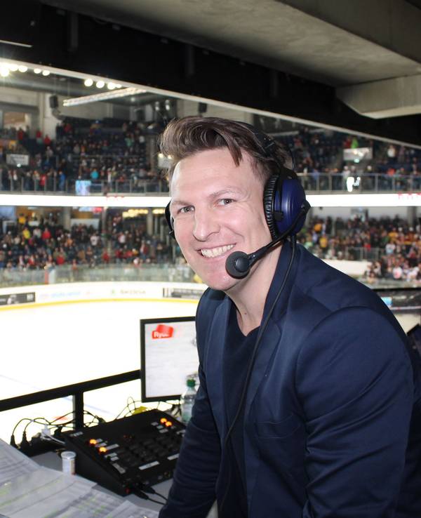 Sport1-Journalist Basti Schwele am Kommentatoren-Platz.
