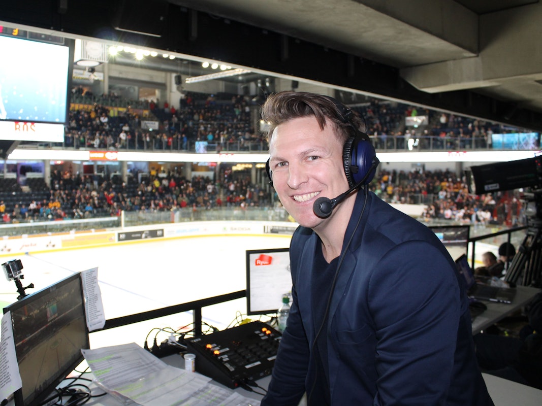 Sport1-Journalist Basti Schwele am Kommentatoren-Platz.