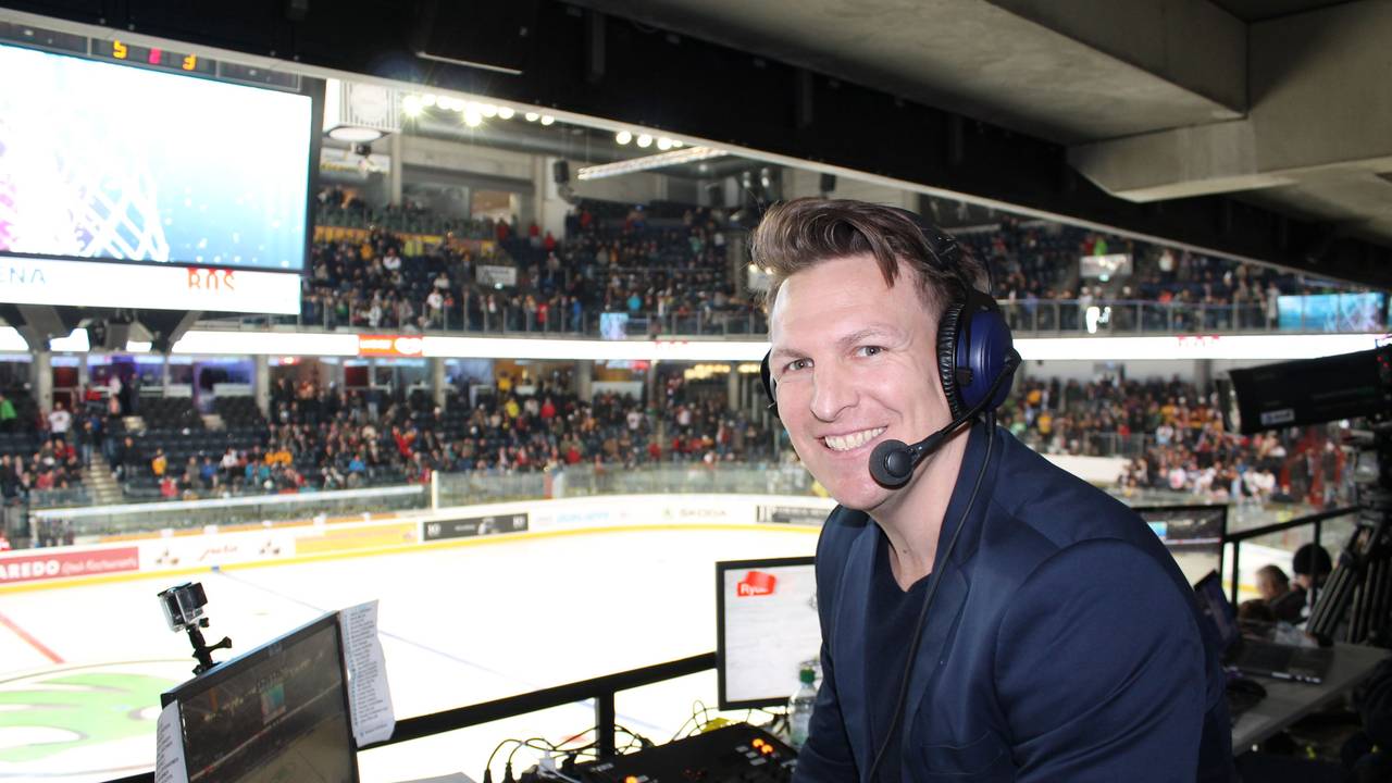 Sport1-Journalist Basti Schwele am Kommentatoren-Platz.