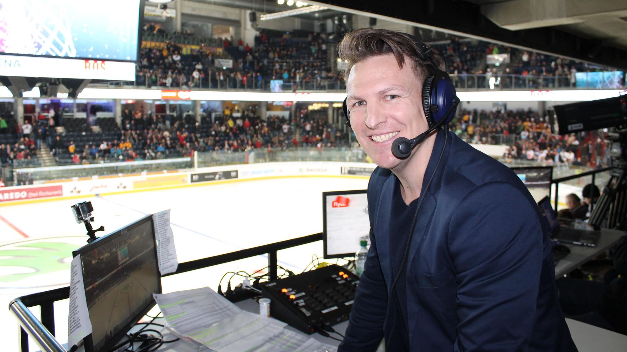 Sport1-Journalist Basti Schwele am Kommentatoren-Platz.