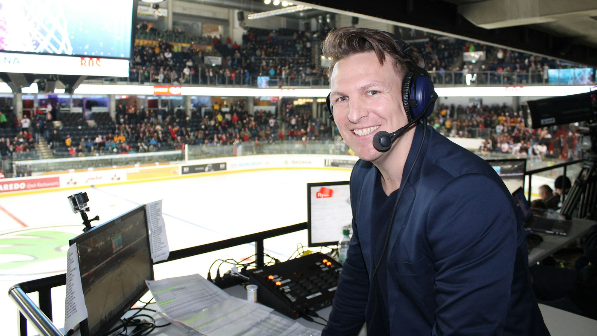 Sport1-Journalist Basti Schwele am Kommentatoren-Platz.