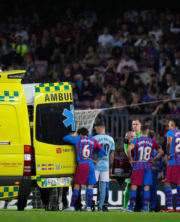 Die Spieler des FC Barcelona und von Celta Vigo haben sich geschockt neben einem Krankenwagen versammelt.