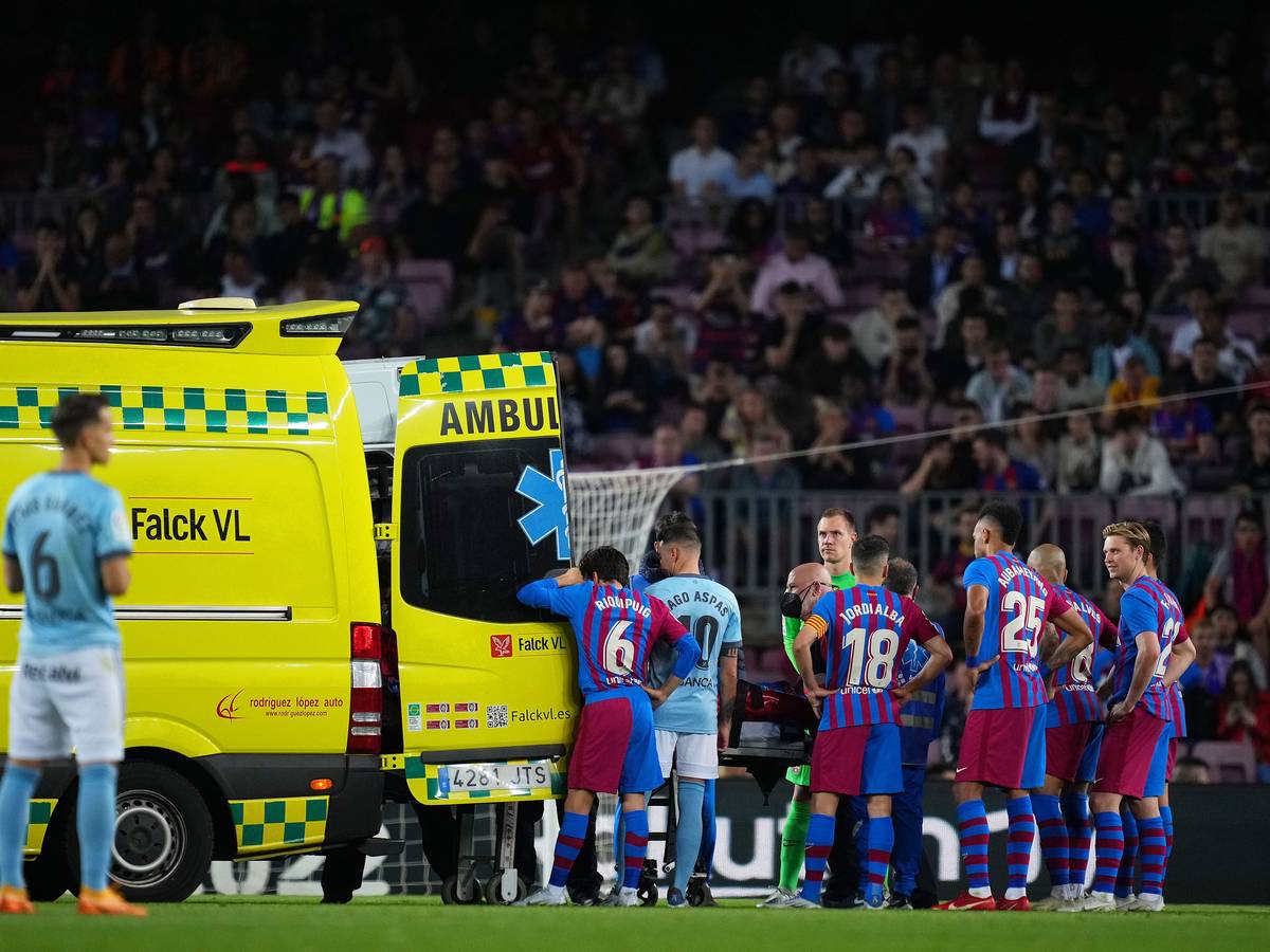 Die Spieler des FC Barcelona und von Celta Vigo haben sich geschockt neben einem Krankenwagen versammelt.