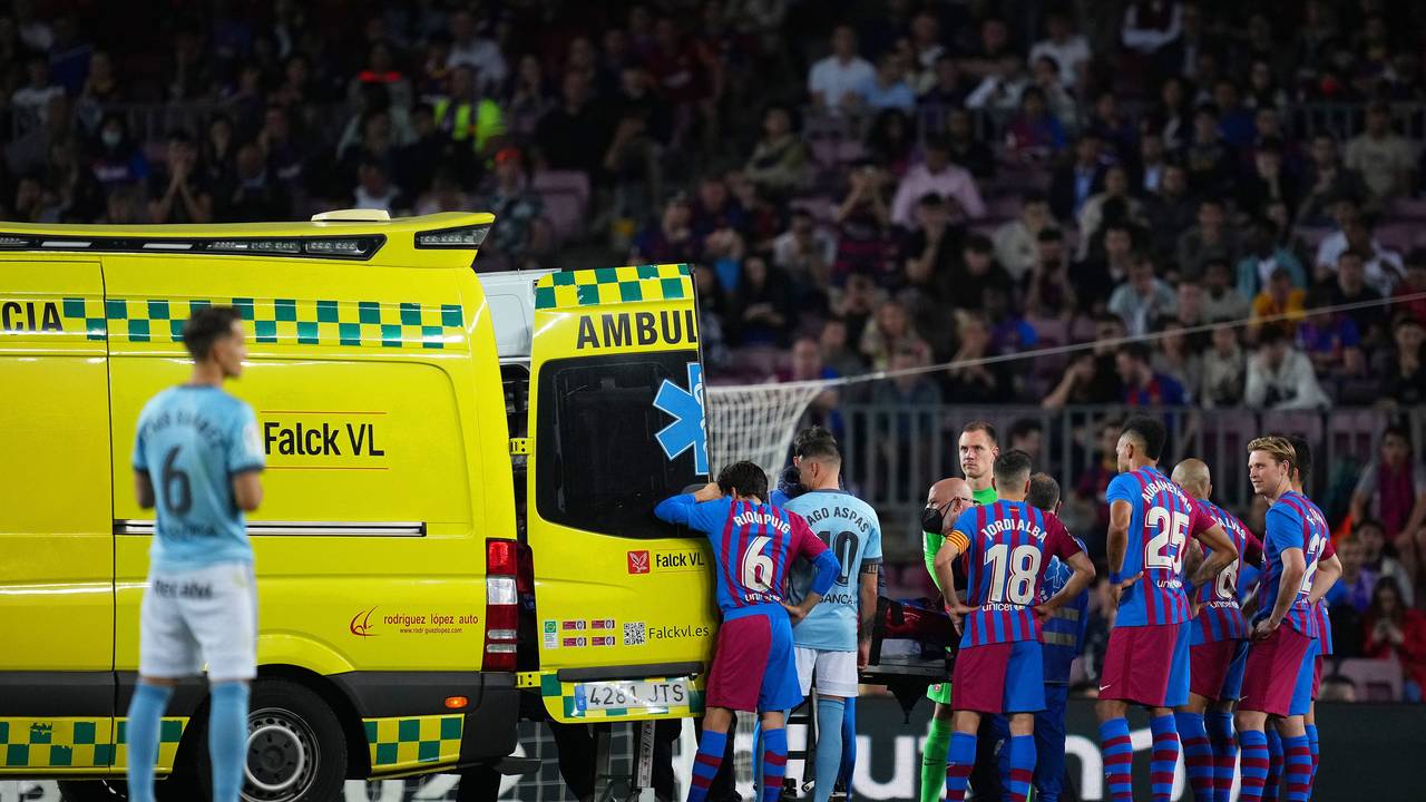 Die Spieler des FC Barcelona und von Celta Vigo haben sich geschockt neben einem Krankenwagen versammelt.