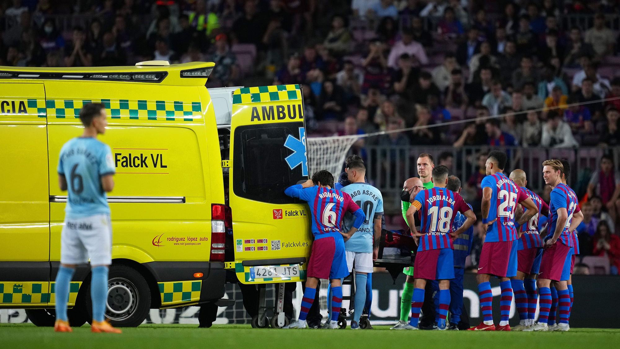 Die Spieler des FC Barcelona und von Celta Vigo haben sich geschockt neben einem Krankenwagen versammelt.