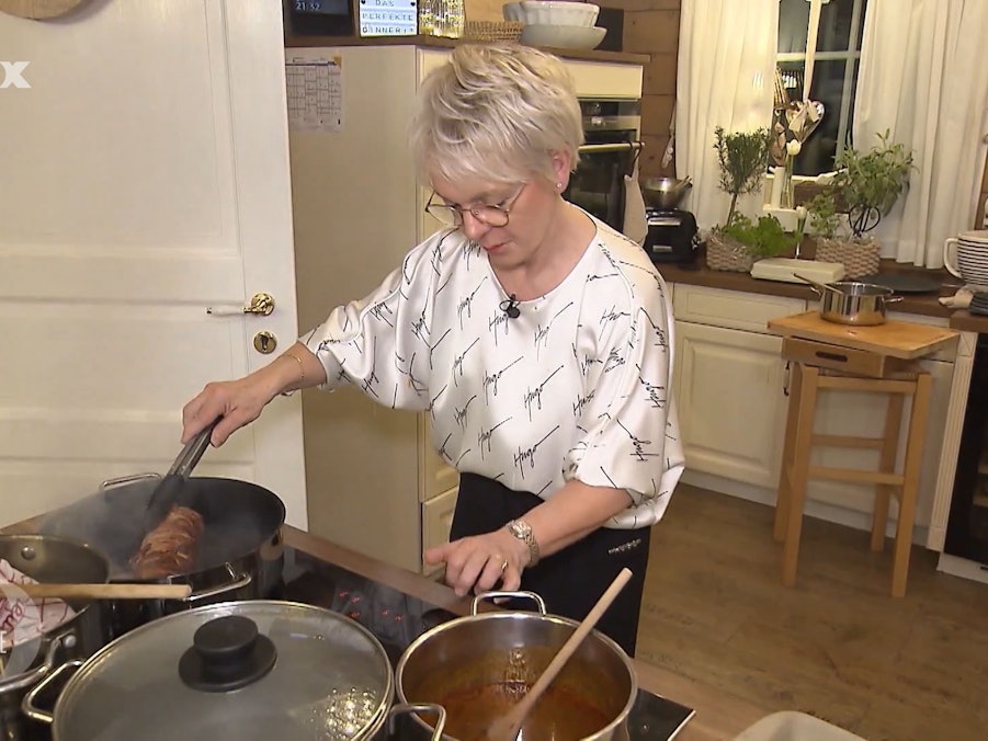 Das perfekte Dinner: Kandidatin Gabi beim Kochen (Teleschau)