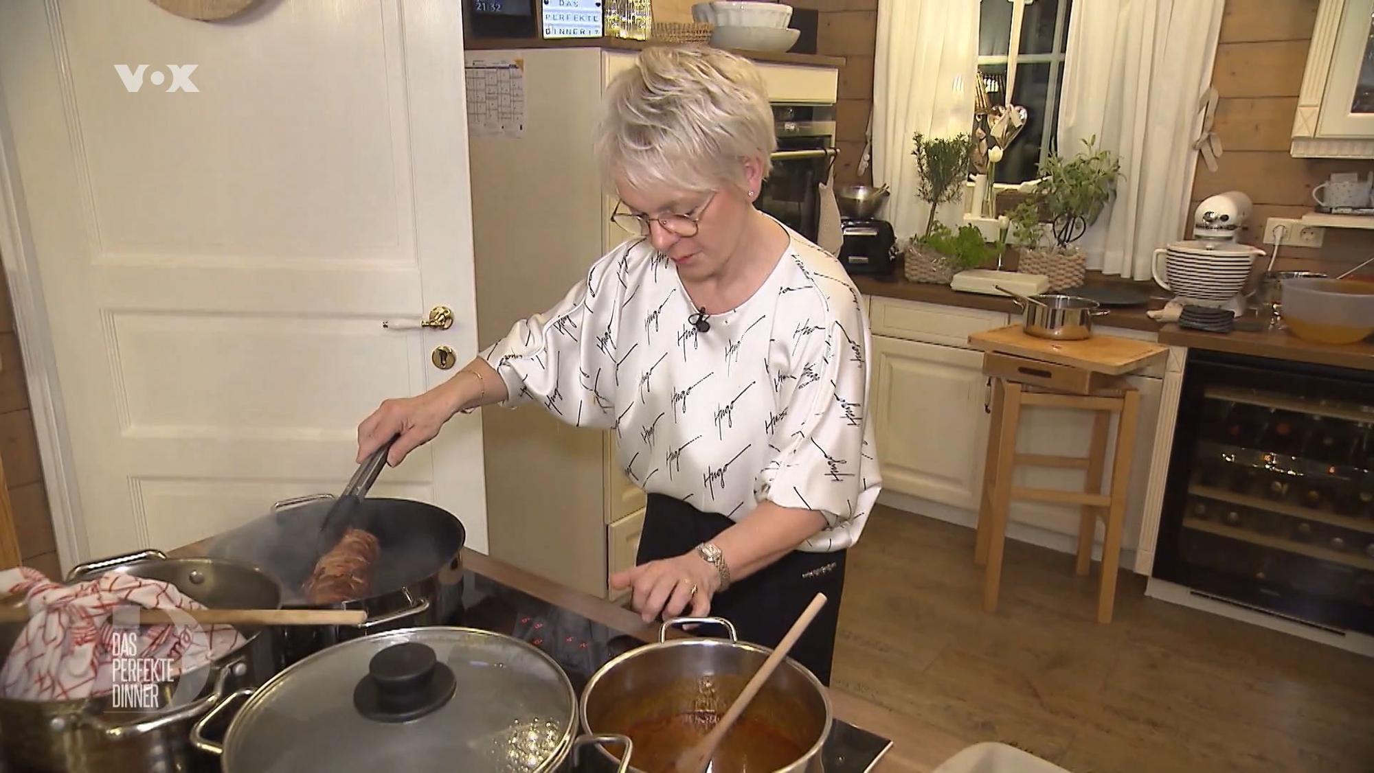 Das perfekte Dinner: Kandidatin Gabi beim Kochen (Teleschau)