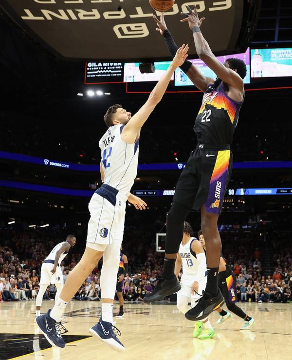 Maxi Kleber von den Dallas Mavericks (links) hatte am 10. Mai 2022 gegen Deandre Ayton und die Phoenix Suns das Nachsehen.