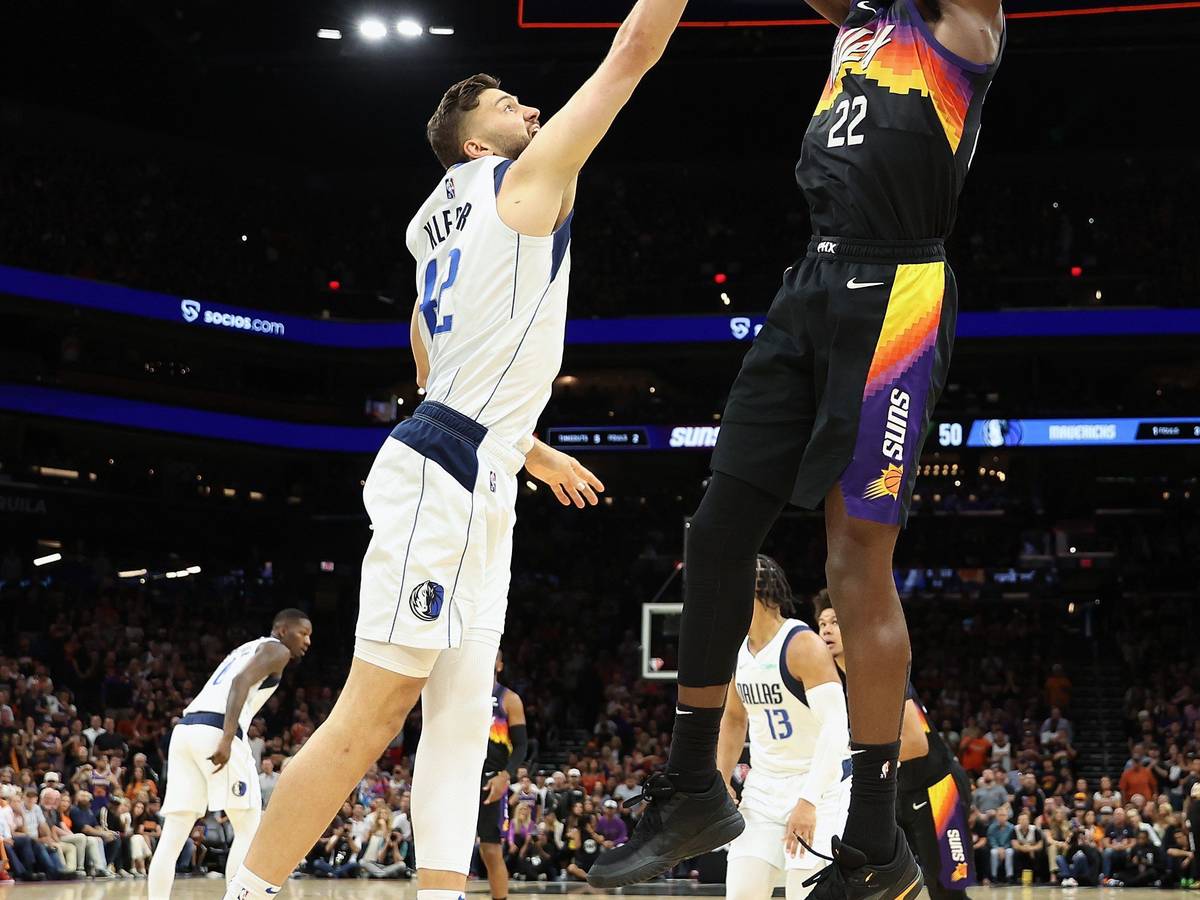 Maxi Kleber von den Dallas Mavericks (links) hatte am 10. Mai 2022 gegen Deandre Ayton und die Phoenix Suns das Nachsehen.