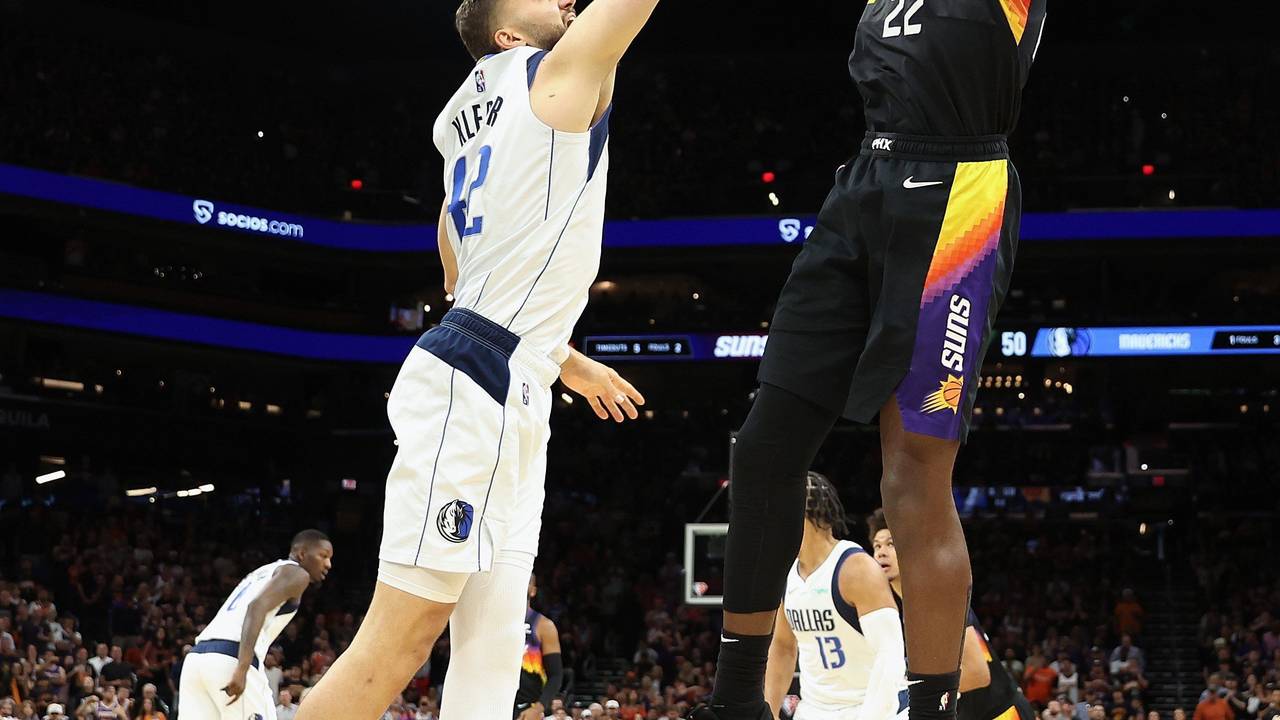 Maxi Kleber von den Dallas Mavericks (links) hatte am 10. Mai 2022 gegen Deandre Ayton und die Phoenix Suns das Nachsehen.