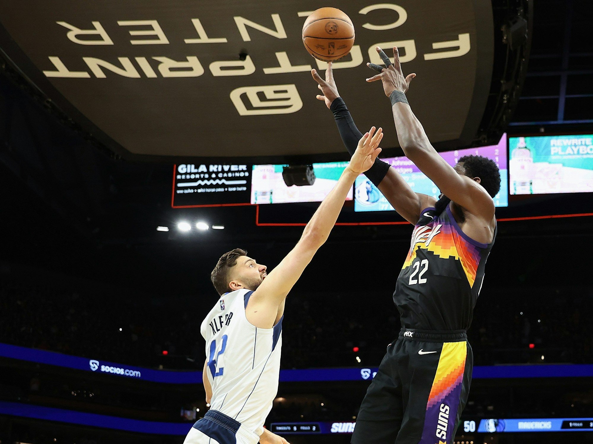 Maxi Kleber von den Dallas Mavericks (links) hatte am 10. Mai 2022 gegen Deandre Ayton und die Phoenix Suns das Nachsehen.