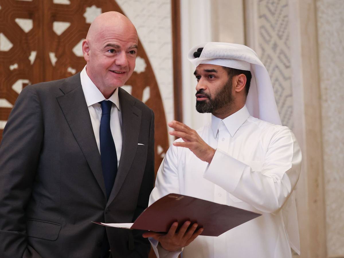 FIFA-Präsident Gianni Infantino, hier gemeinsam mit und Hassan Al Thawadi, Generalsekretär des WM-Organisationsteams, am 1. April 2022, lobte Gastgebernation Katar.