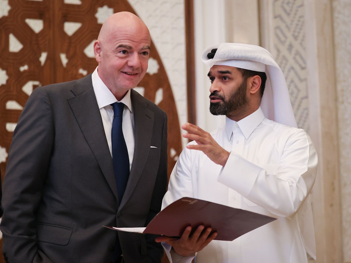FIFA-Präsident Gianni Infantino, hier gemeinsam mit und Hassan Al Thawadi, Generalsekretär des WM-Organisationsteams, am 1. April 2022, lobte Gastgebernation Katar.