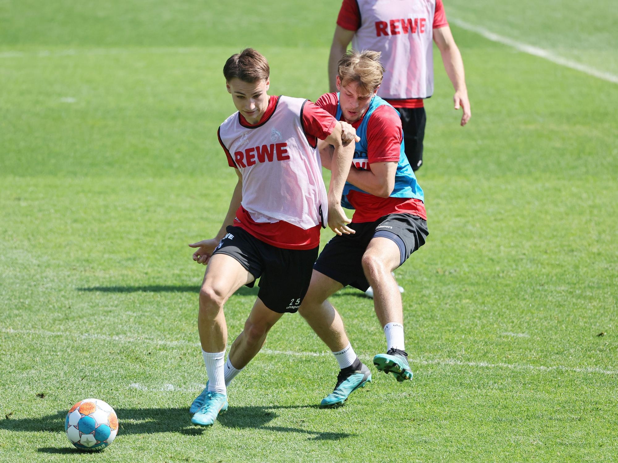 Tim Lemperle im Zweikampf mit Georg Strach, hier im Training am 11. Mai 2022.