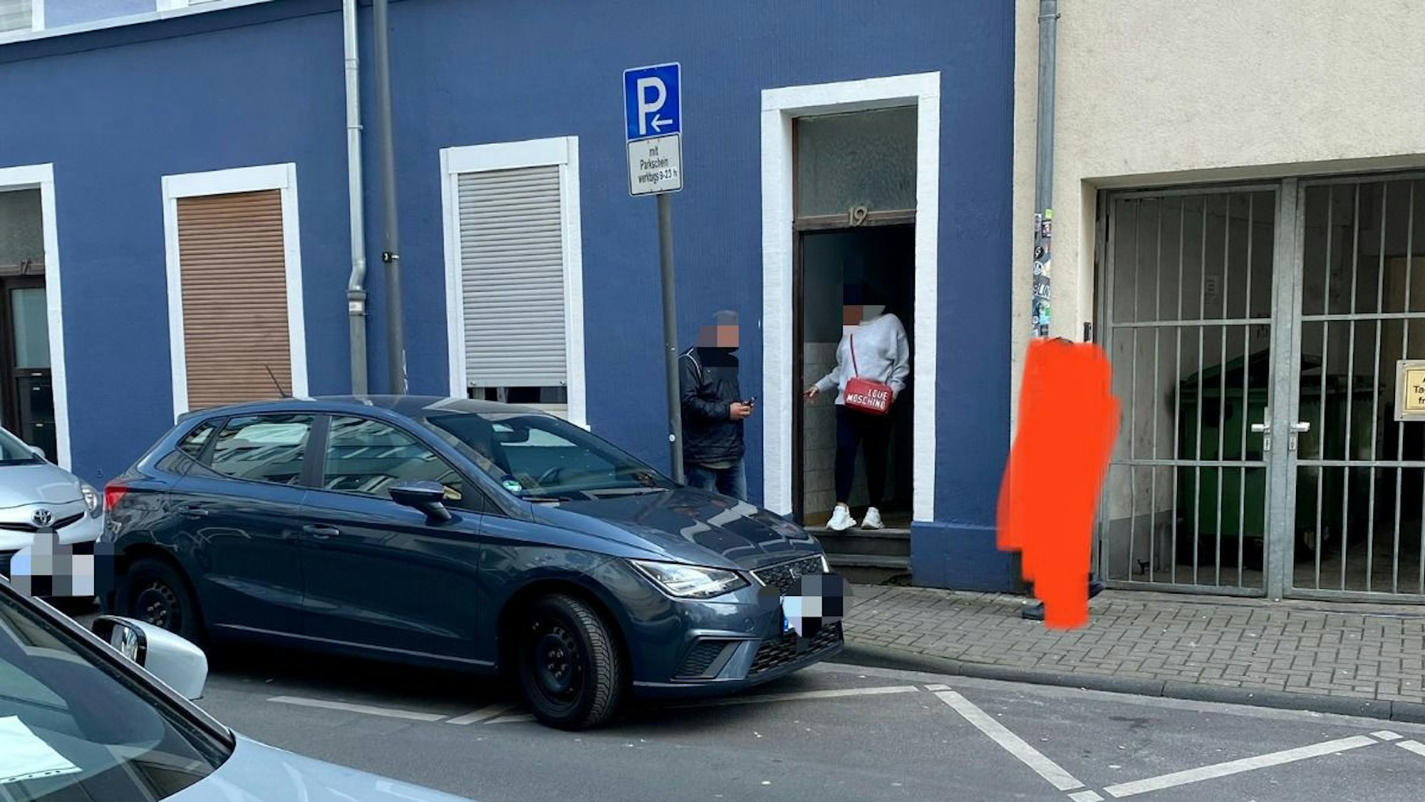 Personen stehen vor dem Haus mit der Nummer 19 in der Kölner Eintrachtstraße.