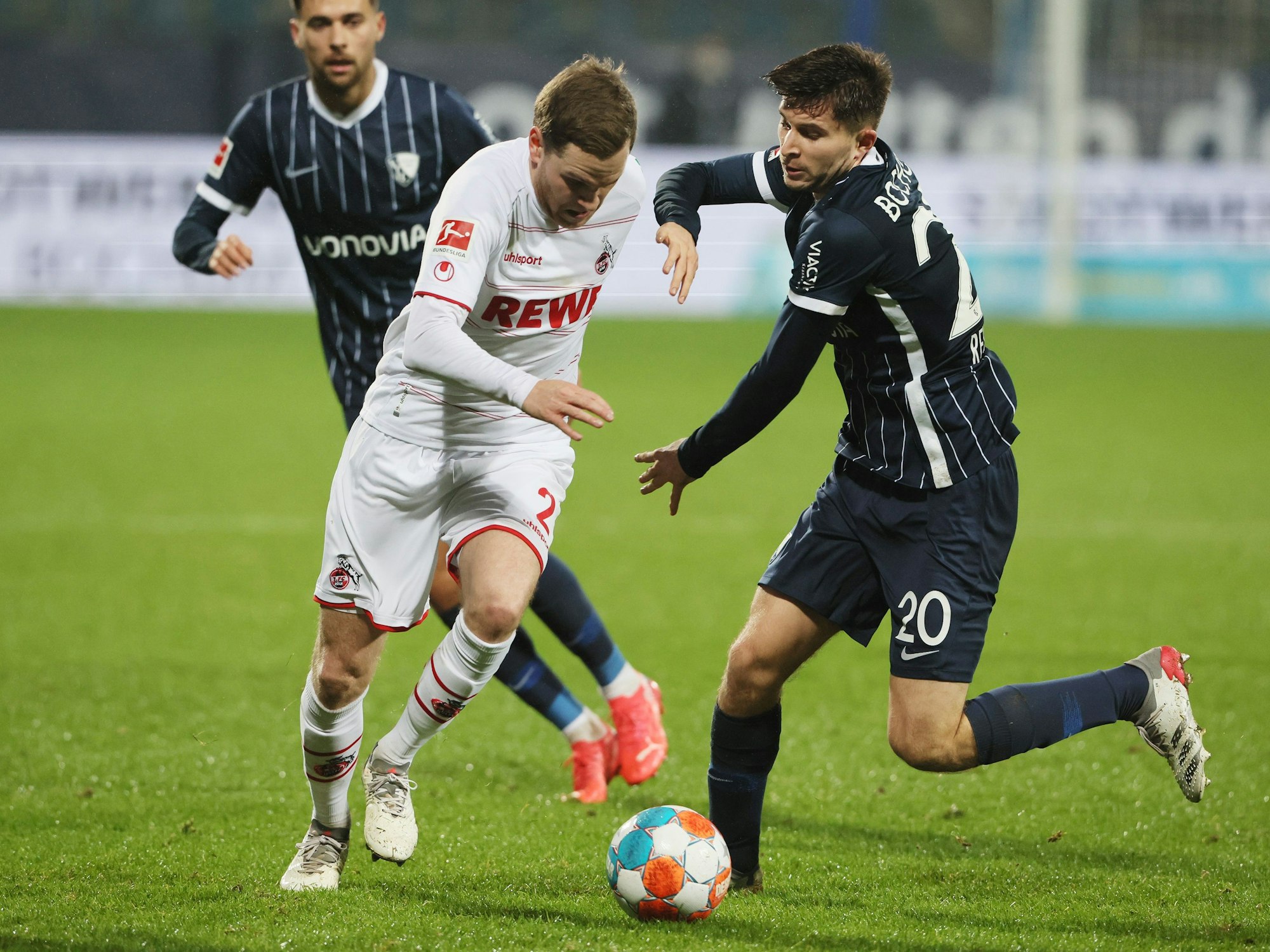 Benno Schmitz im Zweikampf mit Elvis Rexhbecaj.