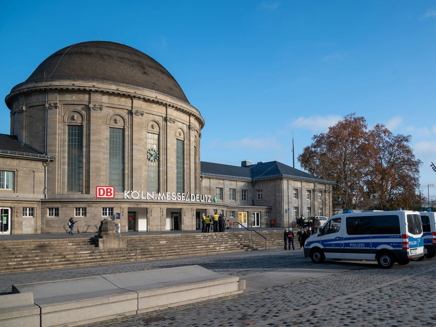 Polizei-Autos vor dem Bahnhof Köln Messe/Deutz.