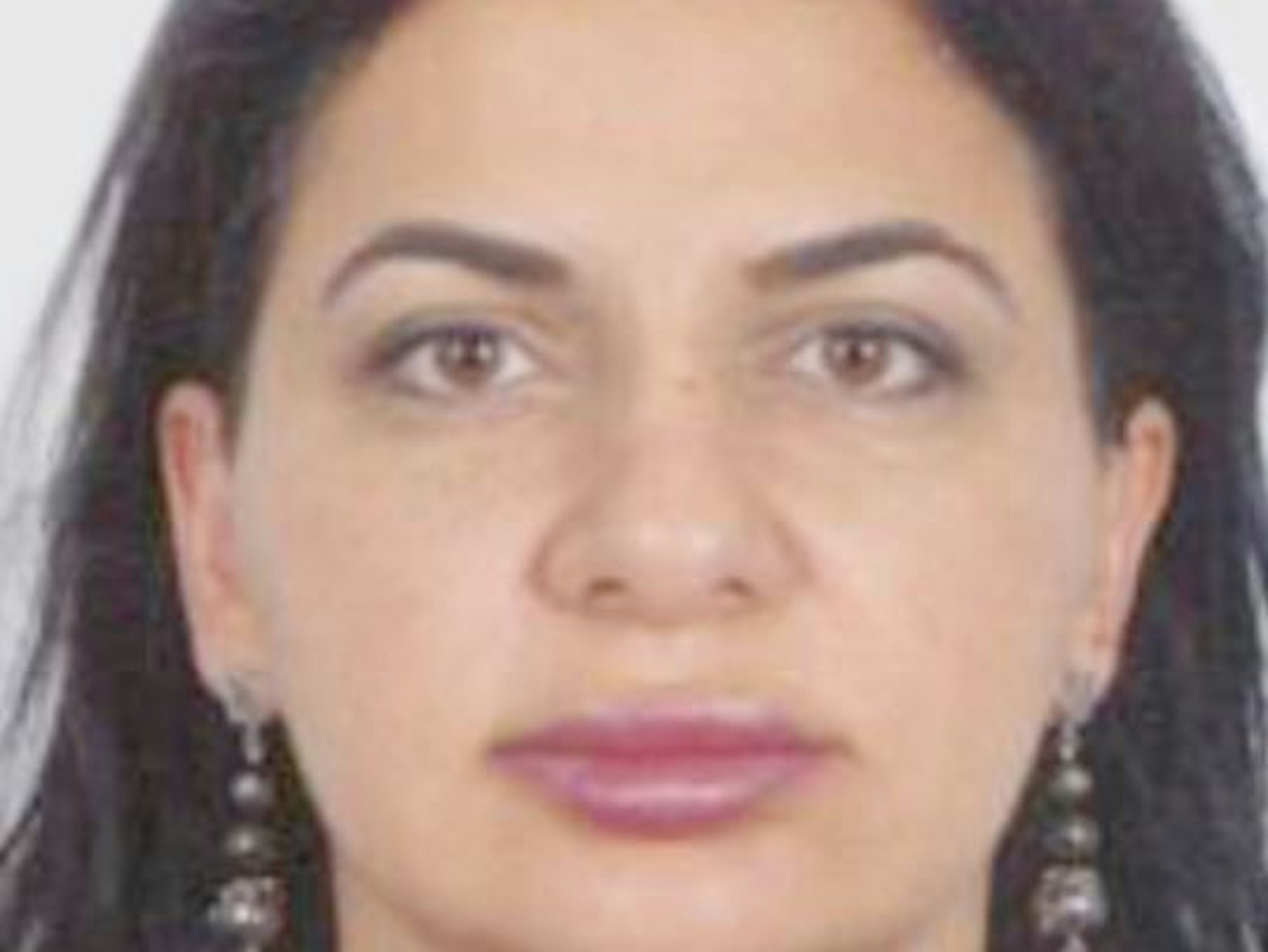 Fahndungsfoto von Dr. Ruja Ignatova, sie schaut in die Kamera.