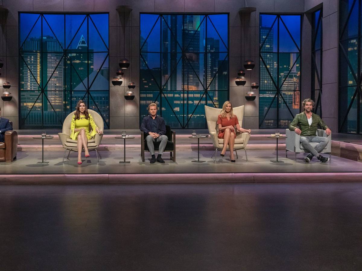 Die „Löwen“ (v.l.) Carsten Maschmeyer, Judith Williams, Nico Rosberg, Dagmar Wöhrl und Nils Glagau sitzen während Dreharbeiten zu „Die Höhle der Löwen“ auf ihren Stühlen (undatiertes Foto).