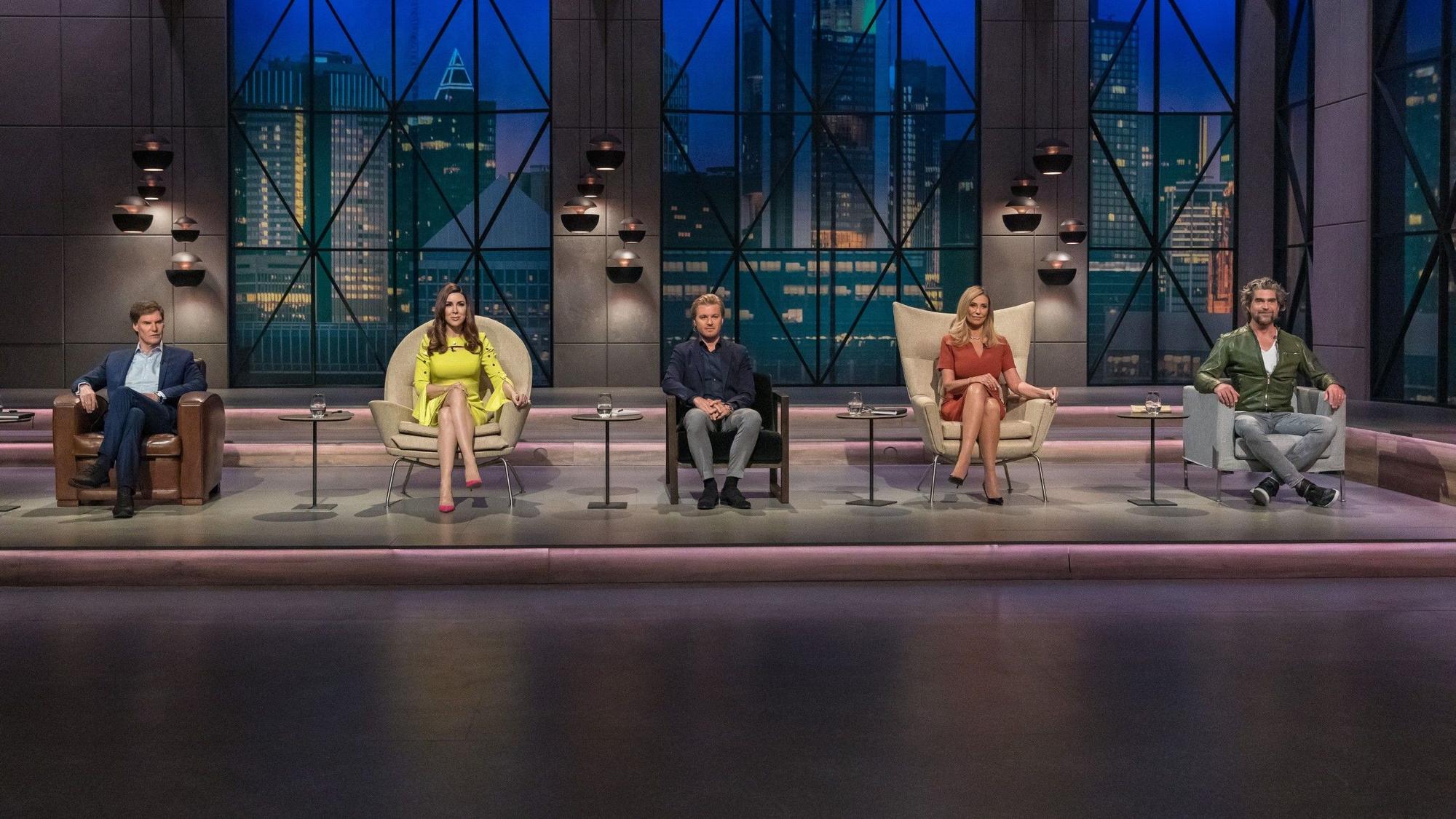 Die „Löwen“ (v.l.) Carsten Maschmeyer, Judith Williams, Nico Rosberg, Dagmar Wöhrl und Nils Glagau sitzen während Dreharbeiten zu „Die Höhle der Löwen“ auf ihren Stühlen (undatiertes Foto).
