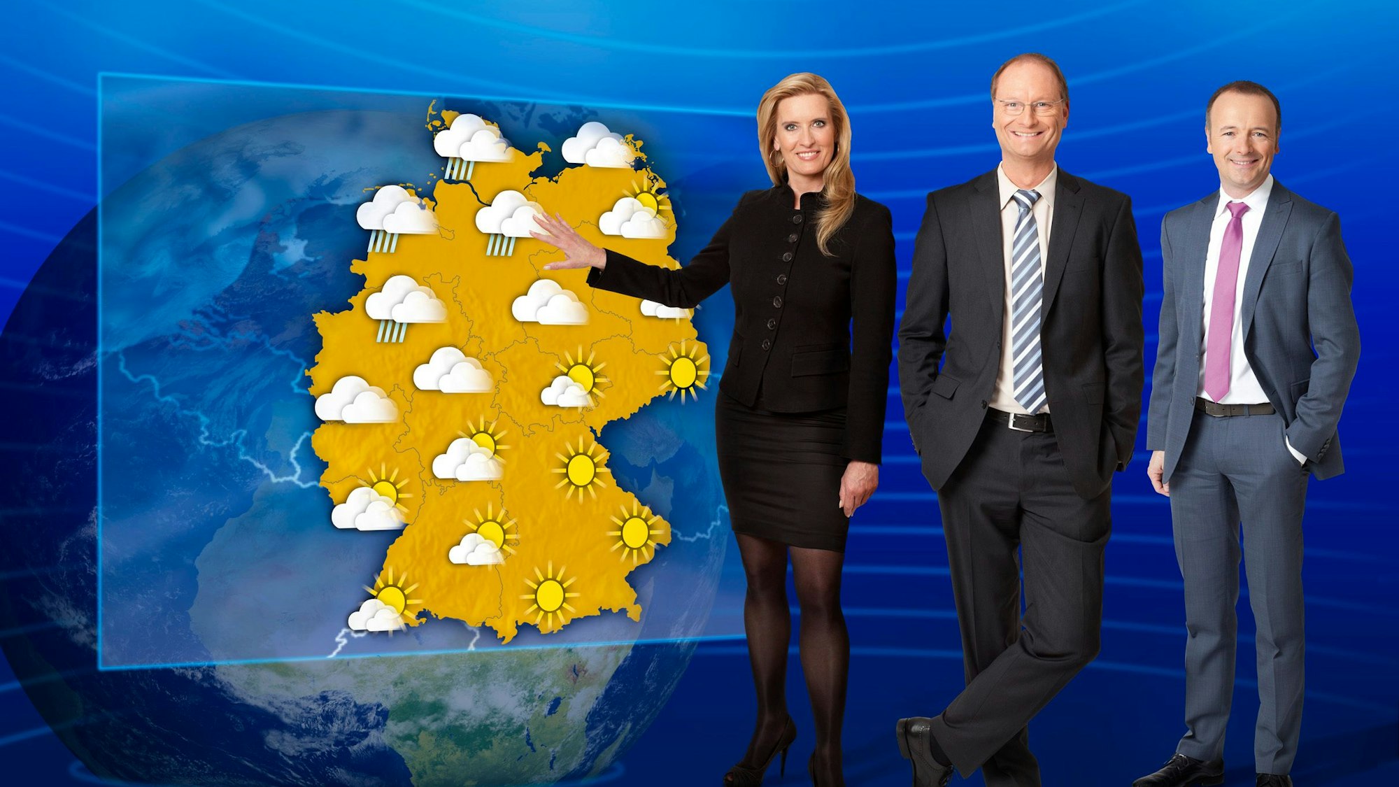 Die TV-Wetterberichte „Wetter vor acht“ kurz vor der „Tagesschau“ und nach den „Tagesthemen“ werden präsentiert von Claudia Kleinert, Sven Plöger (Mitte) und Karsten Schwanke, hier auf einem undatierten Foto im Studio.