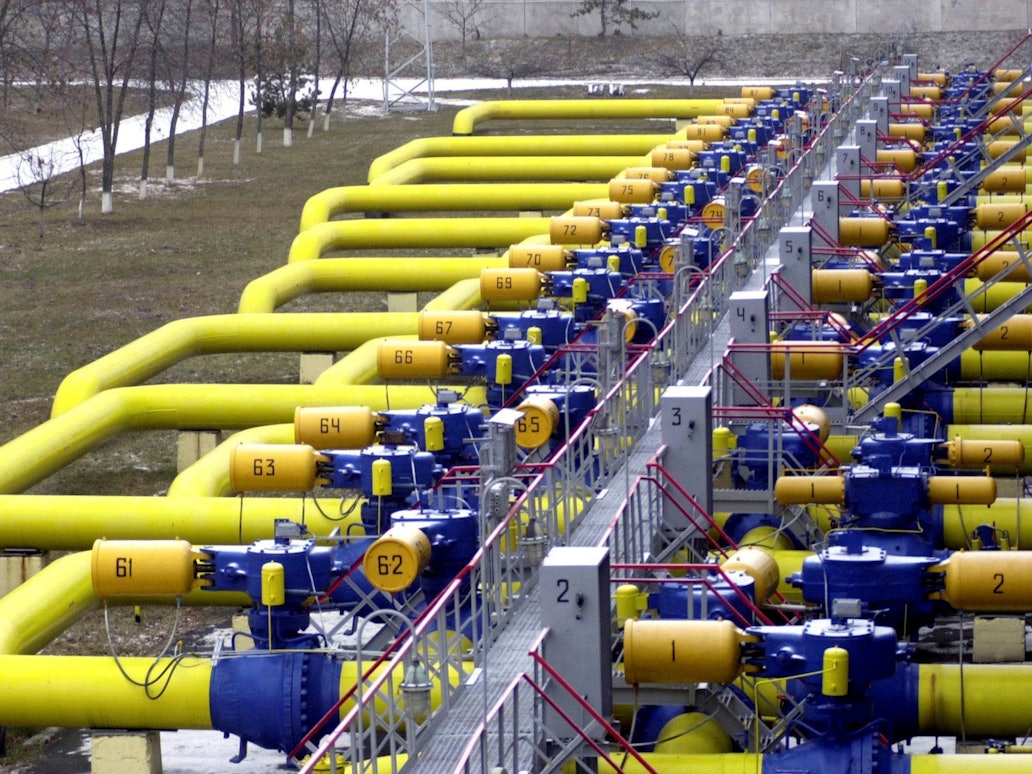 Der Gastransit nach Europa durch die Region Luhansk wurde teilweise gestoppt. Unser Archivbild aus dem Jahr 2013 zeigt eine Reihe von Rohren in einem Gasspeicher im ukrainischen Bojarka.
