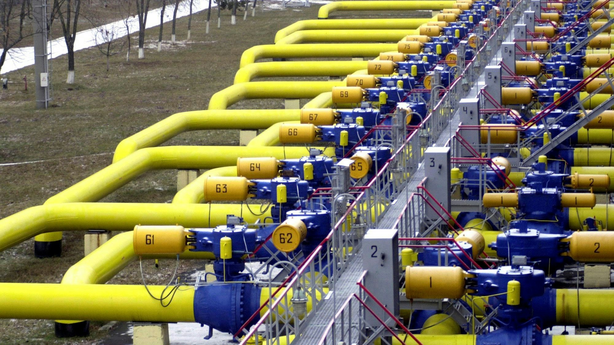 Der Gastransit nach Europa durch die Region Luhansk wurde teilweise gestoppt. Unser Archivbild aus dem Jahr 2013 zeigt eine Reihe von Rohren in einem Gasspeicher im ukrainischen Bojarka.