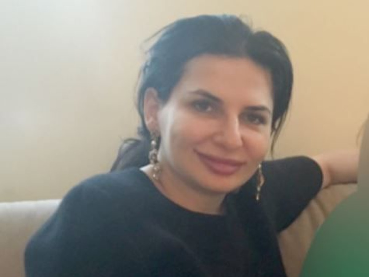 Dr. Ruja Ignatova sitzt auf einem Sessel und lacht in die Kamera.