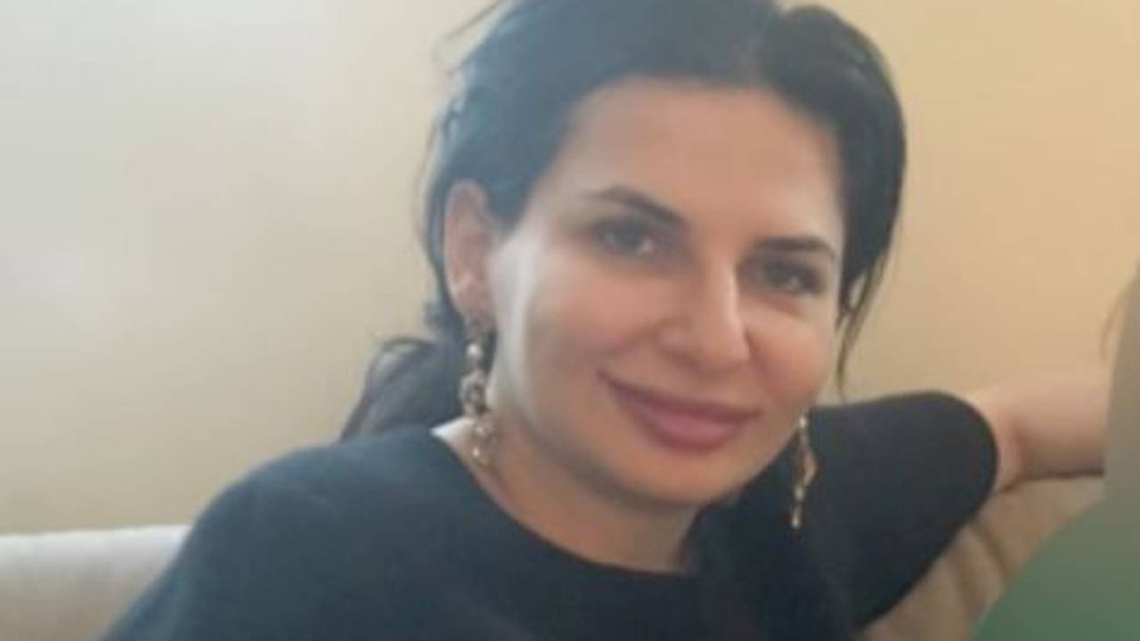 Dr. Ruja Ignatova sitzt auf einem Sessel und lacht in die Kamera.