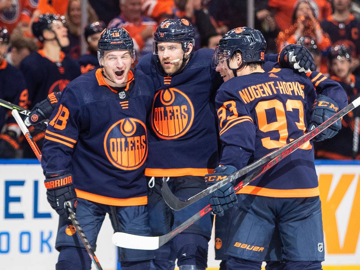 Trotz einer starken Leistung von Leon Draisaitl (M.), hier am 5. Mai 2022 mit Teamkollegen Zach Hyman (l.) und Ryan Nugent-Hopkins im Spiel gegen die Los Angeles Kings, stehen die Edmonton Oilers vor dem Playoff-Aus.