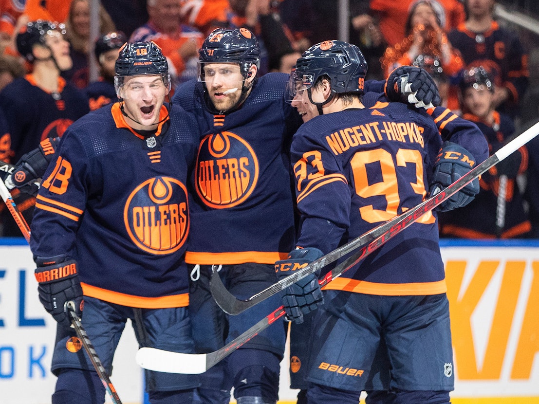 Trotz einer starken Leistung von Leon Draisaitl (M.), hier am 5. Mai 2022 mit Teamkollegen Zach Hyman (l.) und Ryan Nugent-Hopkins im Spiel gegen die Los Angeles Kings, stehen die Edmonton Oilers vor dem Playoff-Aus.