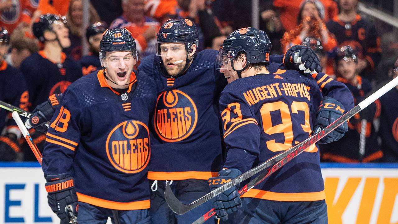 Trotz einer starken Leistung von Leon Draisaitl (M.), hier am 5. Mai 2022 mit Teamkollegen Zach Hyman (l.) und Ryan Nugent-Hopkins im Spiel gegen die Los Angeles Kings, stehen die Edmonton Oilers vor dem Playoff-Aus.