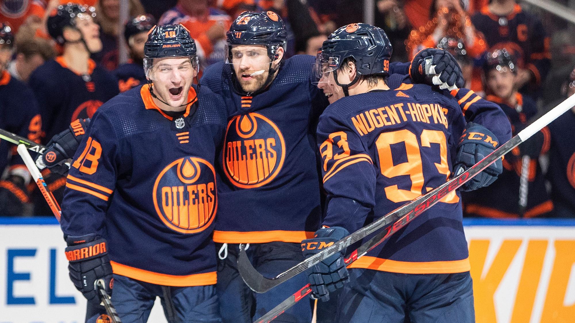 Trotz einer starken Leistung von Leon Draisaitl (M.), hier am 5. Mai 2022 mit Teamkollegen Zach Hyman (l.) und Ryan Nugent-Hopkins im Spiel gegen die Los Angeles Kings, stehen die Edmonton Oilers vor dem Playoff-Aus.