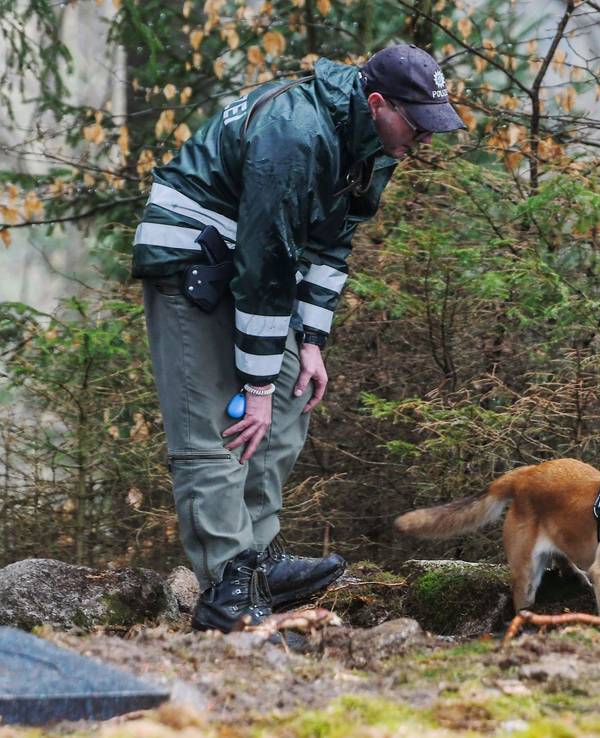 Ein Polizist lässt einen Polizeihund in Bayern den möglichen Ablageort einer Mädchenleiche absuchen.